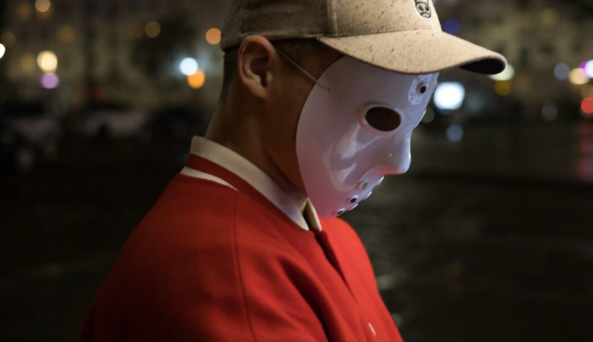 Anonimato en riesgo: la IA desenmascara seudónimos.