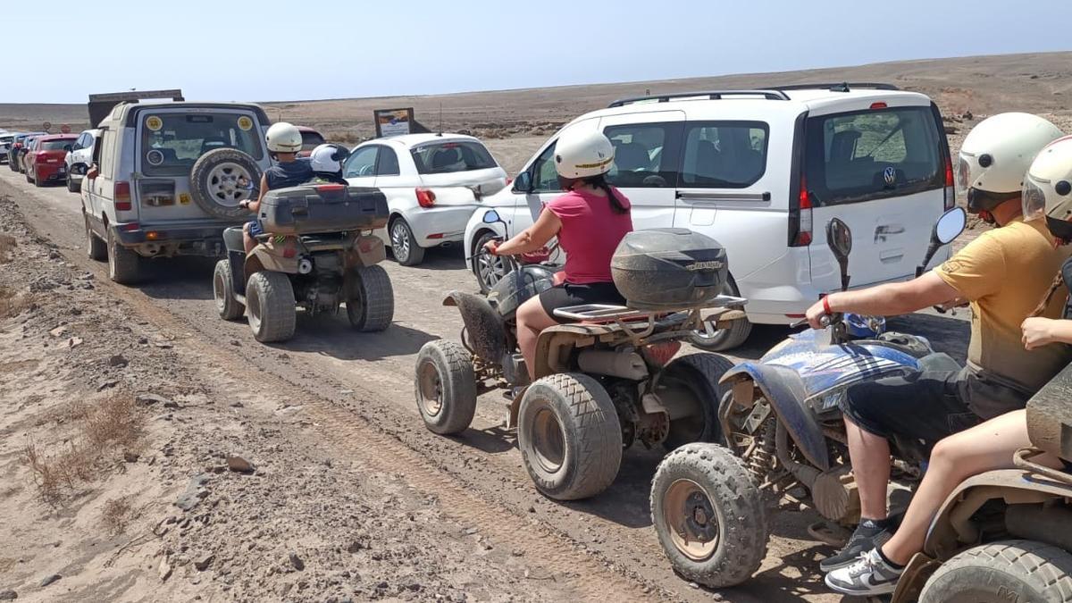Caravana de buggies que circulaba de forma irregular en el Monumento Natural de Los Ajaches (Yaiza)