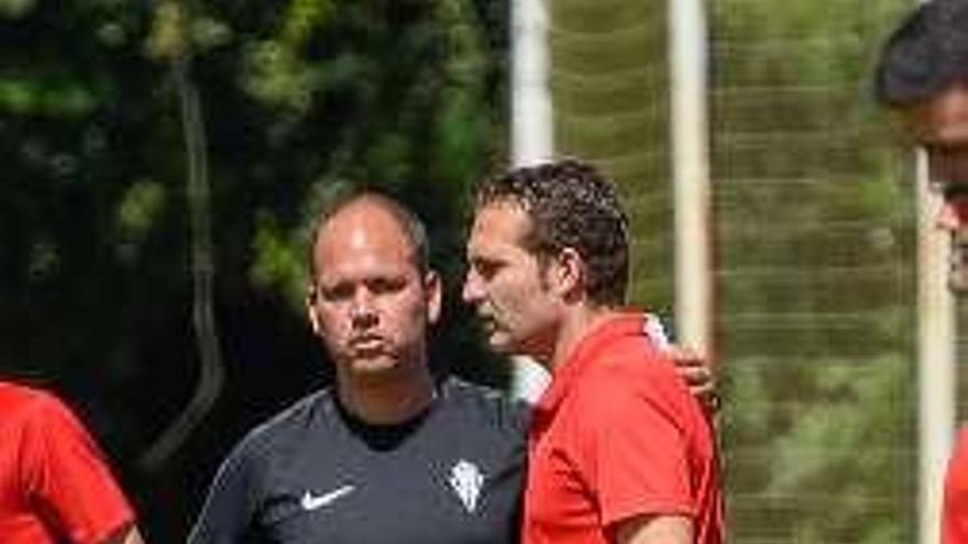 Baraja y José Alberto, charlando tras el partido de ayer.