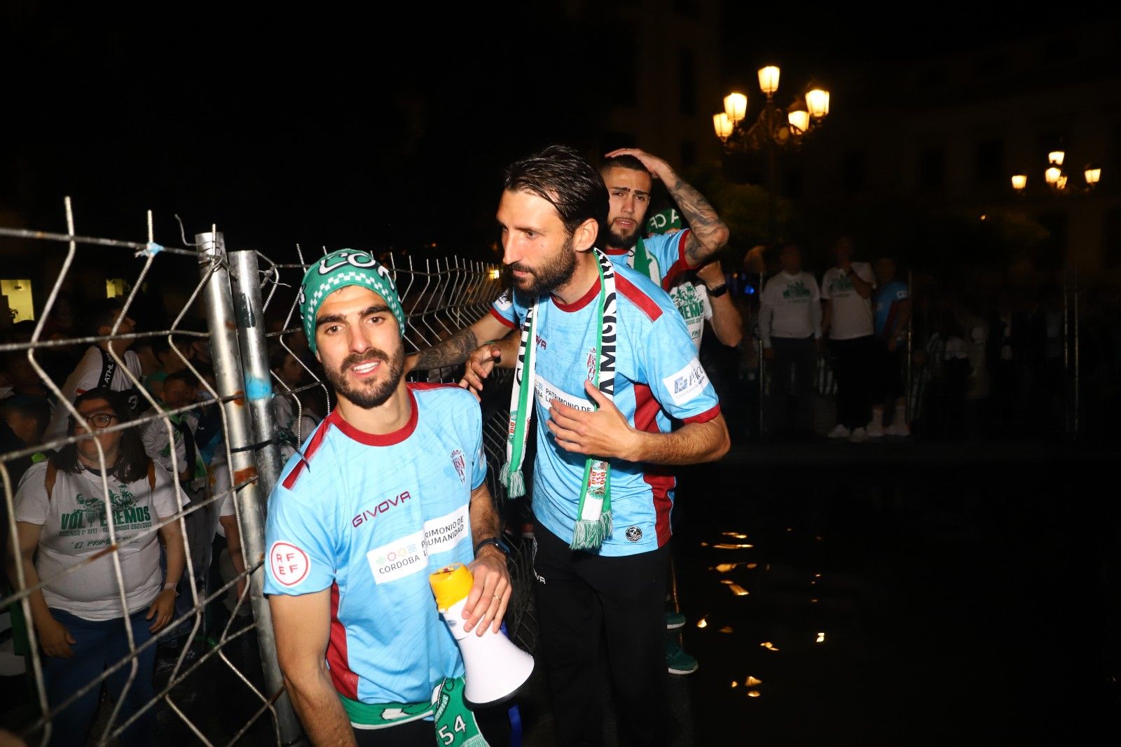 Los aficionados cordobesistas celebran el ascenso en Las Tendillas