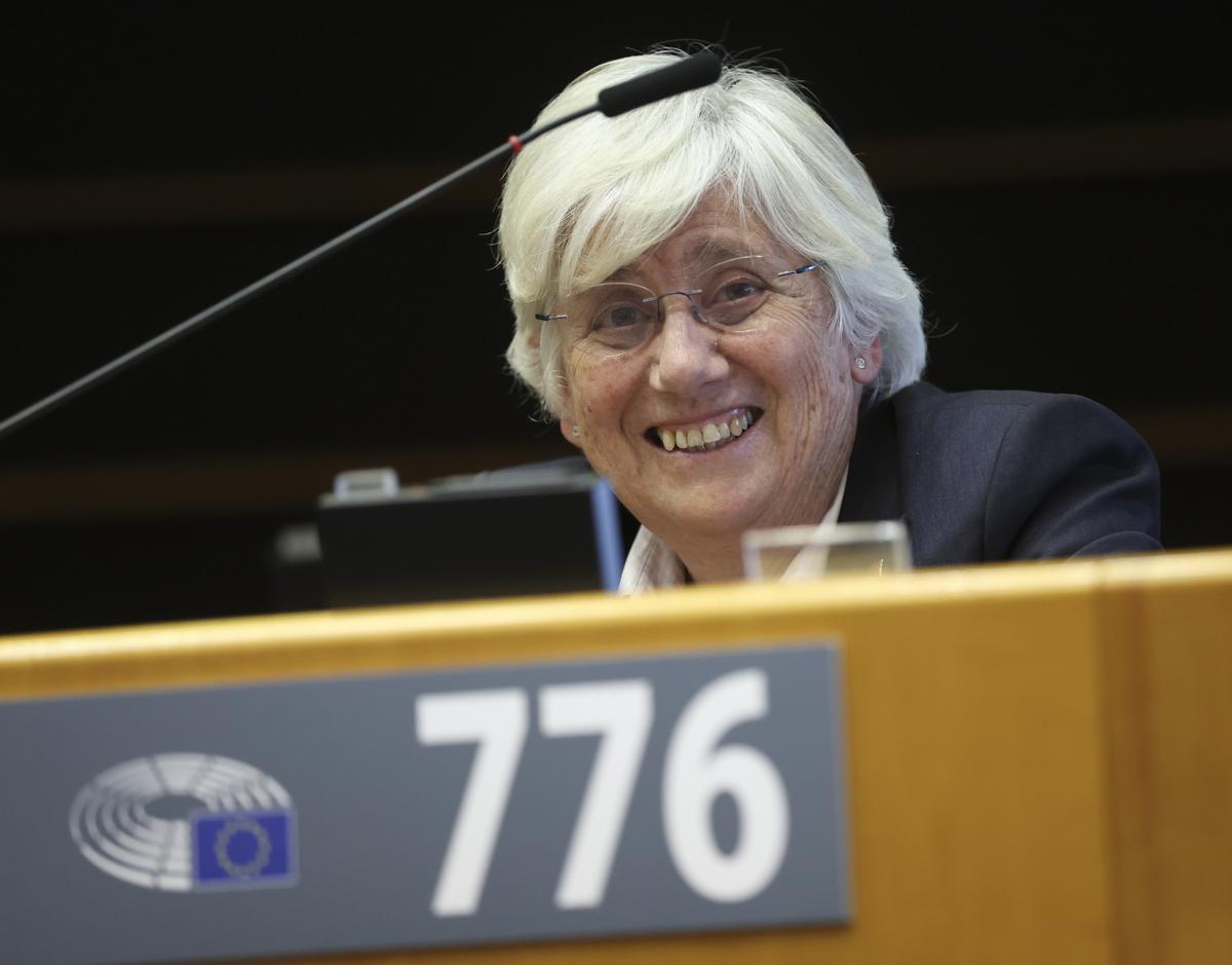 La eurodiputada de Junts Clara Ponsatí asiste al pleno del Parlamento Europeo acompañada de Carles Puigdemont y Toni Comín tras la detención y posterior puesta en libertad en el regreso a Catalunya.