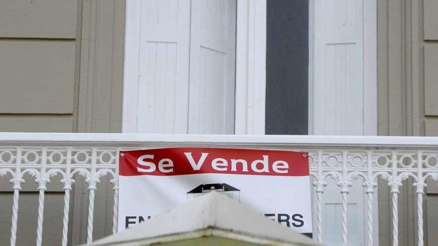 Cartel de una vivienda en venta en A Coruña.