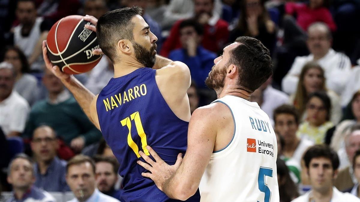 Navarro, en su 63º clásico de Liga, disputa el balón con Rudy.