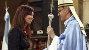 La presidenta argentina Cristina Kirchner i el cardenal Jorge Bergoglio, en una trobada a la basílica de Lujan, el 22 de desembre del 2008.