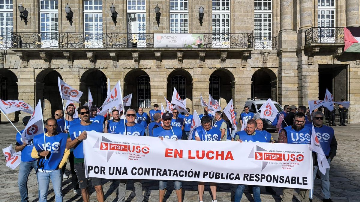 Participantes en la protesta organizada por FTSP-USO el Obradoiro de Santiago este jueves.