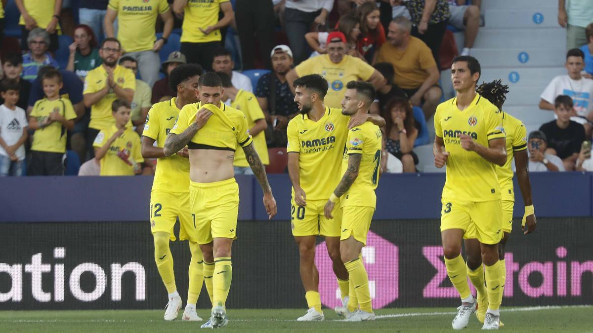 Los jugadores del Villarreal celebran un gol en Conference League