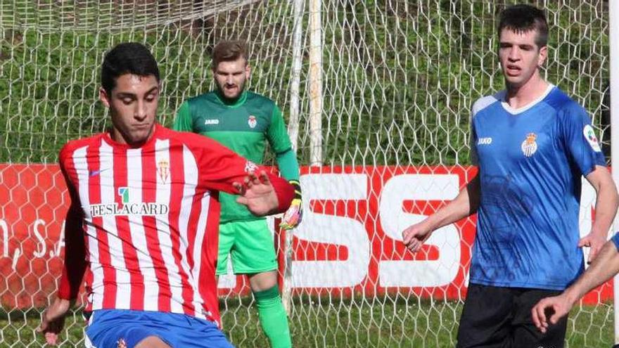 El sportinguista Pablo Fernández controla el balón de espaldas en el duelo ante la Peña Sport.