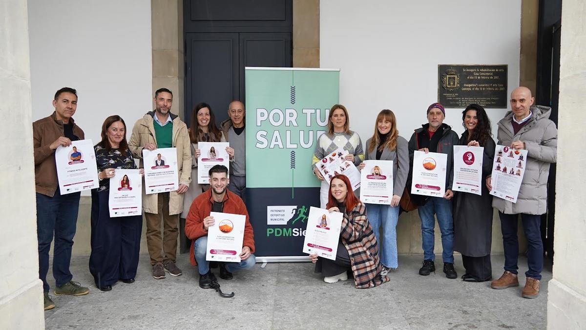 Los ponentes y los responsables municipales con carteles anunciadores.