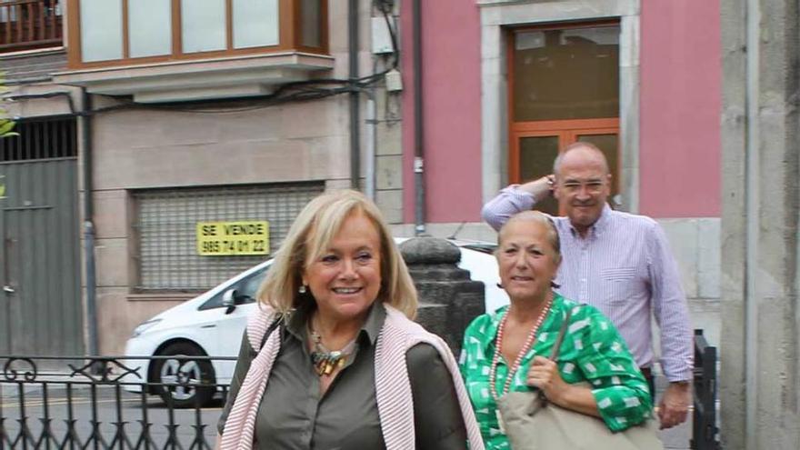 Mercedes Fernández, junto a Marian Velasco y Agustín Cuervas-Mons, ayer, por las calles de Noreña.