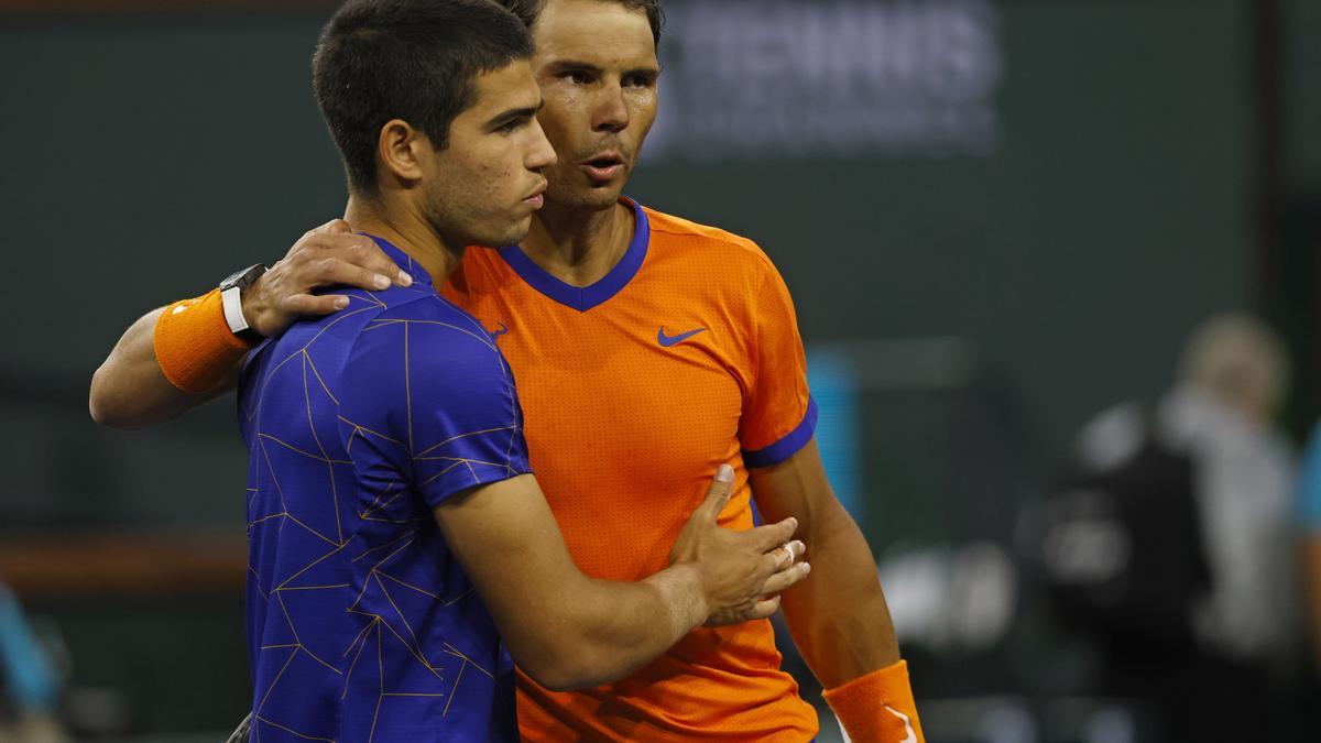 Carlos Alcaraz y Rafa Nadal se saludan al final del partido de semifinales de Indian Wells