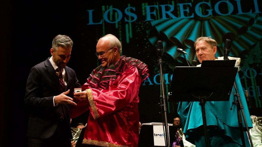 El concejal de Fiestas, Javier Caraballero, recibe el 'Fregolino de Oro'.