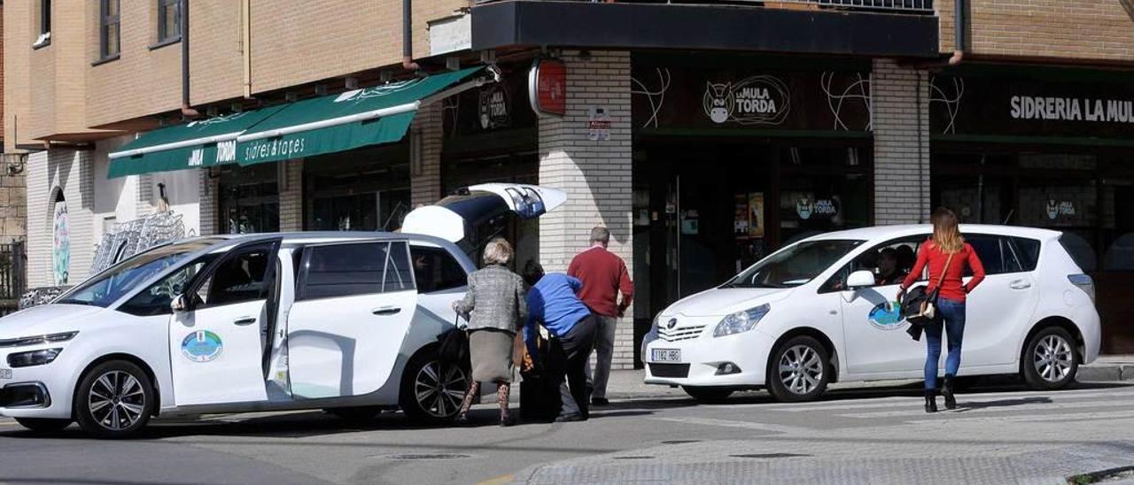 Algunos viajeros se dirigen, en las inmediaciones de la estación de la antigua Feve de Sama, a los taxis habilitados por el Adif durante el corte de la circulación.