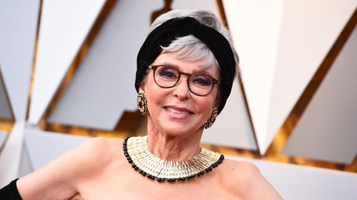 Rita Moreno en la gala de los Premios Oscar 2018 con look vintage