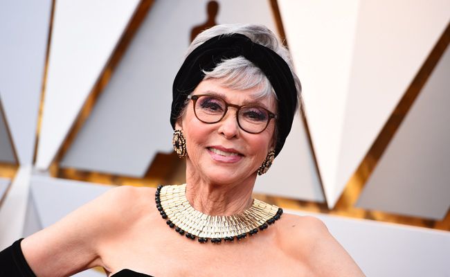 Rita Moreno en la gala de los Premios Oscar 2018 con look vintage
