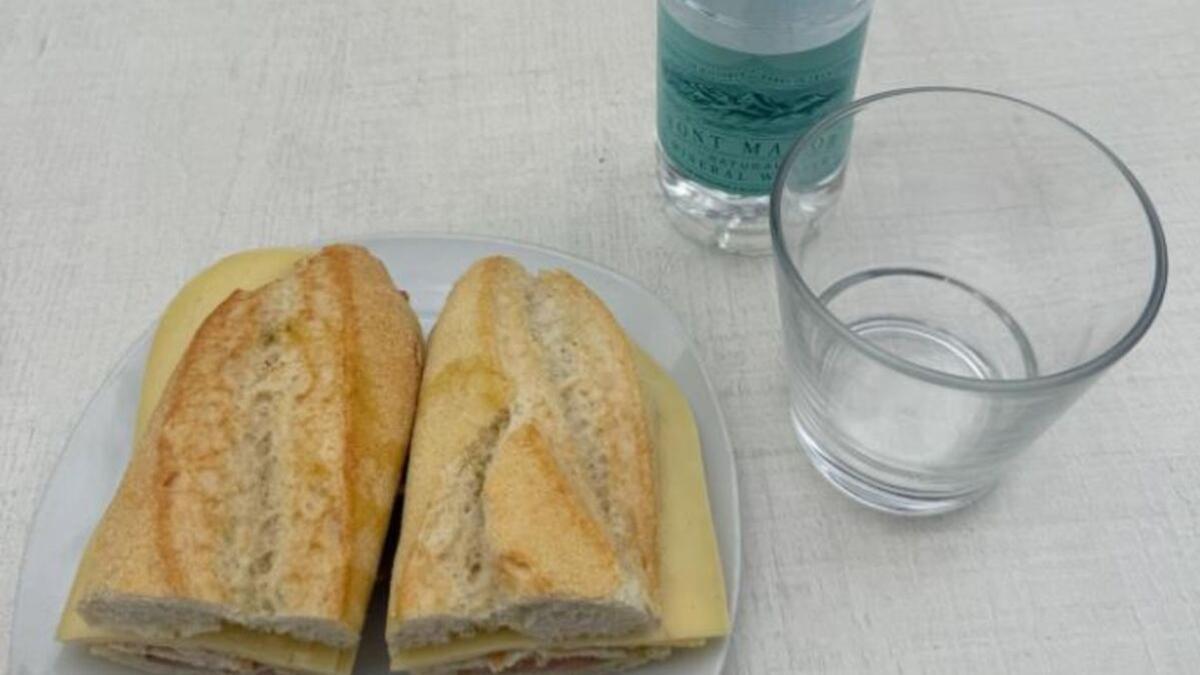 Bocadillo y agua de un bar de Mallorca a 7,50 euros