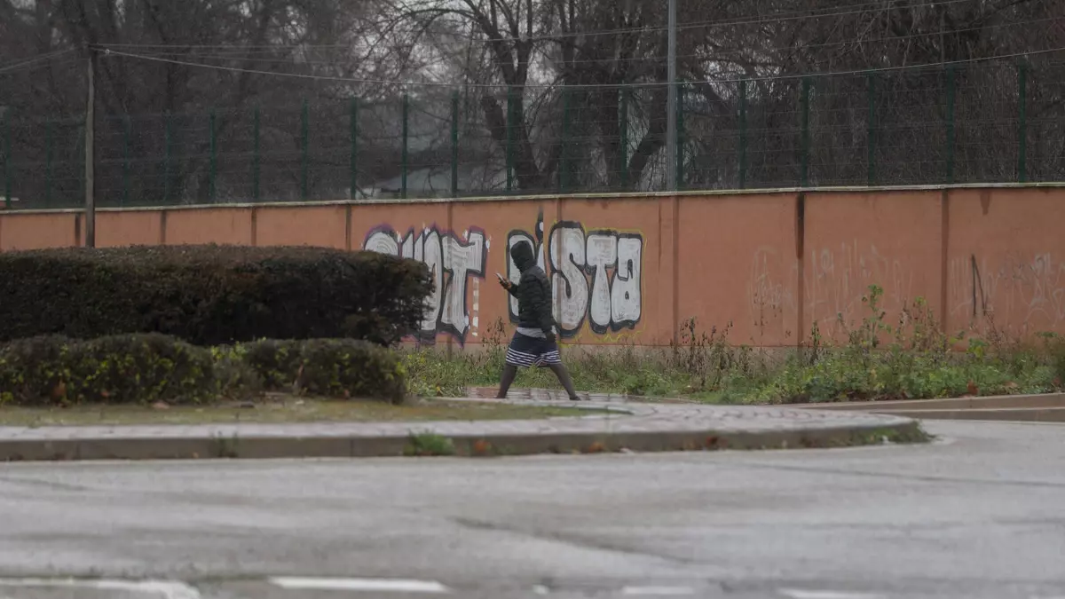 Una esvástica y mensajes xenófobos aparecen cerca del centro de migrantes de Alcalá