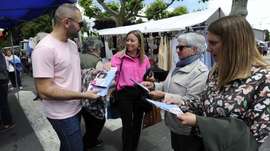 Reparto de propaganda del BNG en la feria. | // BERNABÉ/JAVIER LALÍN