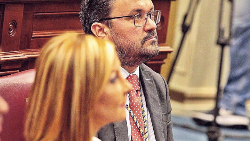 La incertidumbre en la política estatal salva de momento a Antona del &#039;despido&#039;