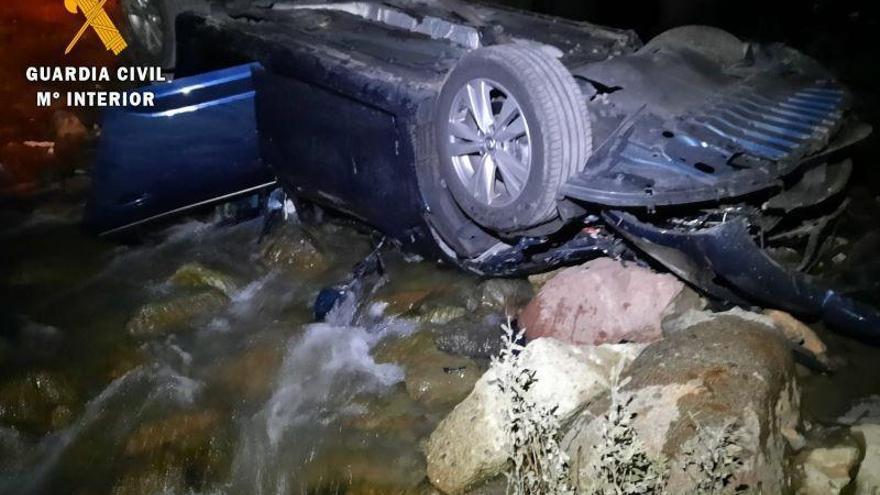 El coche que cayó a un barranco en Astún se despeñó 15 metros con cinco personas dentro