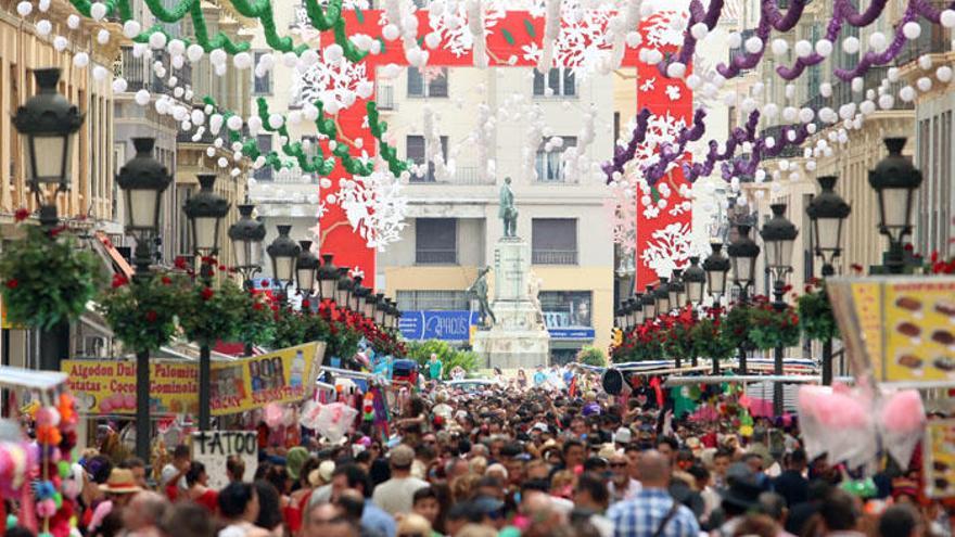 Panorámica del inicio de la calle Larios durante las primeras horas de la Feria de Centro.