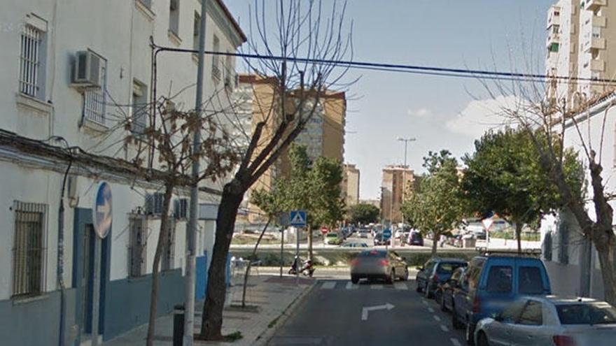 Fachada de un edificio a rehabilitar en la calle Virgen del Rocío.