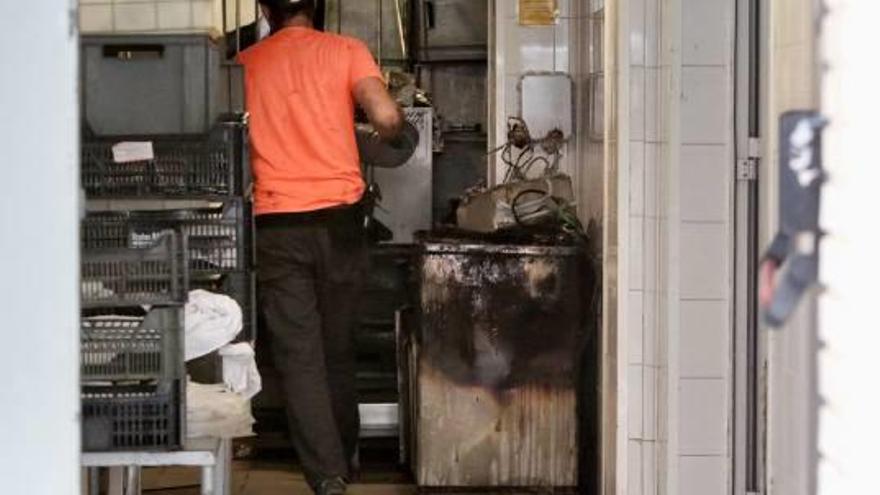 Una imagen de la freidora calcinada tras el fuego en la cocina del Hotel Fenicia.