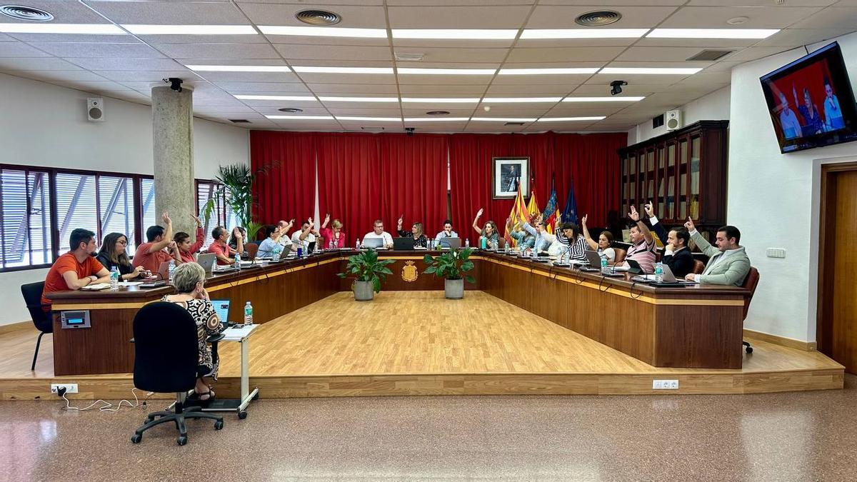 El pleno ha aprobado la adjudicación a Urbaser del contrato de la limpieza en Santa Pola