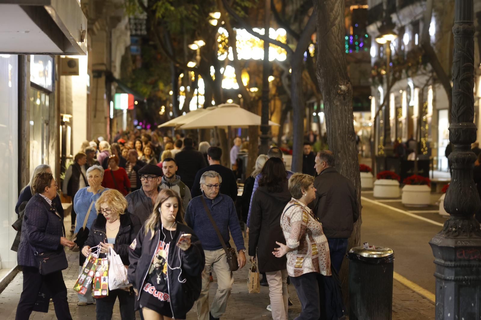 El centro de València a rebosar de gente a las puertas de las fiestas navideñas