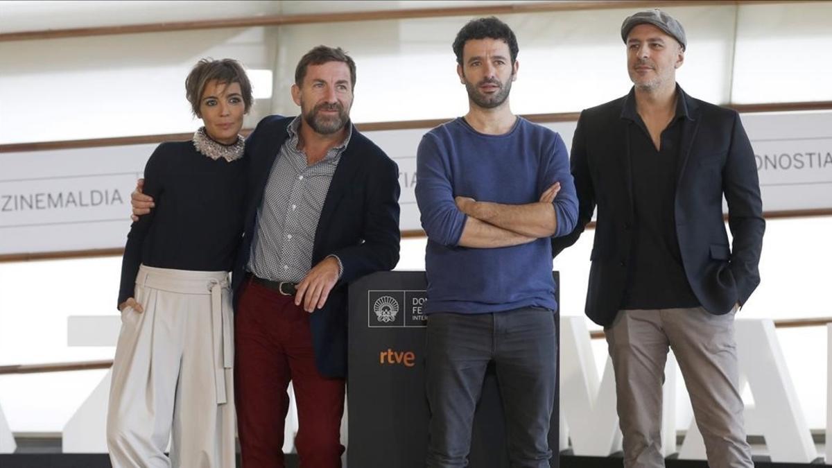 Rodrigo Sorogoyen (segundo por la derecha), junto a los actores de 'Que Dios nos perdone': María Ballesteros, Antonio de la Torre y Roberto Álamo (con gorra), en San Sebastián.