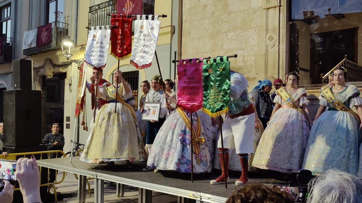 Los falleros de El Mercat al recoger los banderines del primer premio.