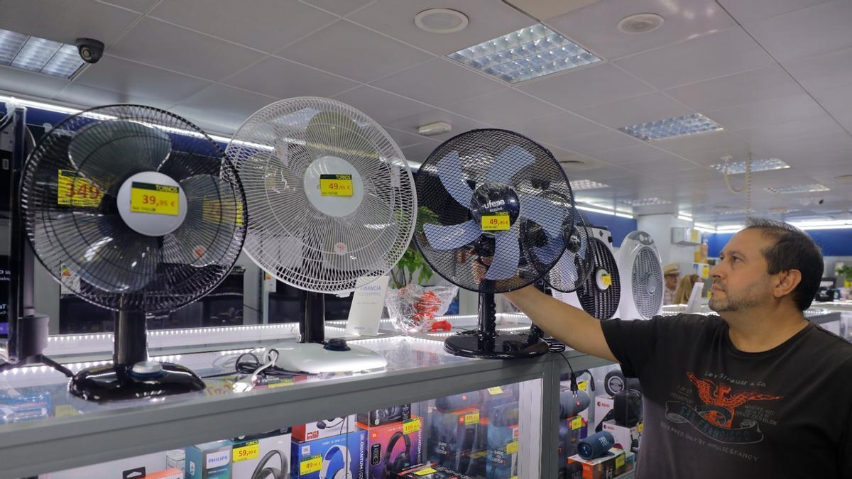 Una tienda de ventiladores en Zaragoza en una imagen de archivo.