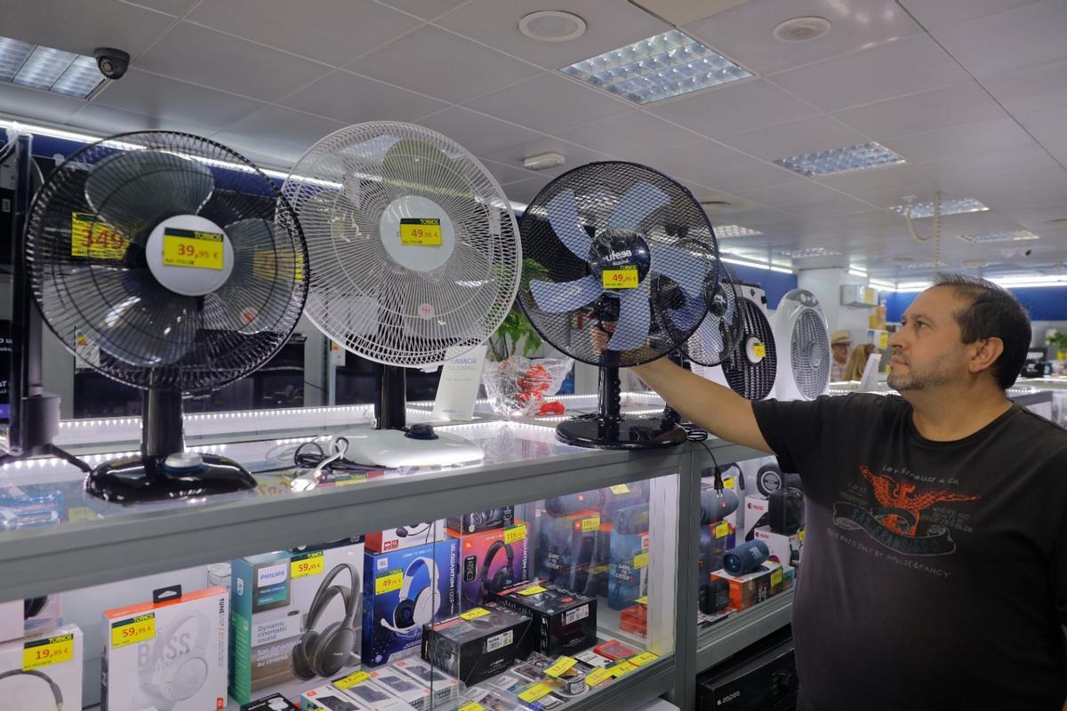 Una tienda de ventiladores en Zaragoza en una imagen de archivo.