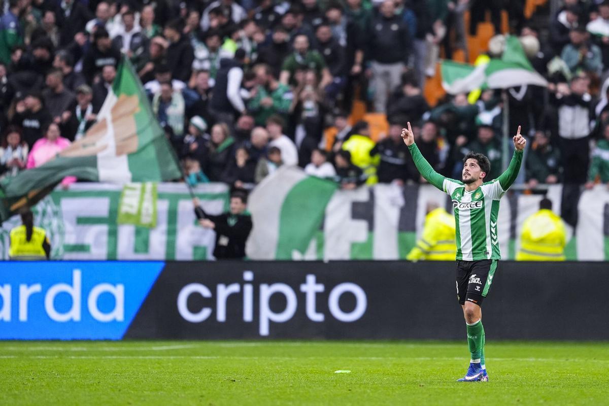 Pablo Fornals celebra un gol durante el partido de LaLiga EA Sports disputado entre el Real Betis y el Valencia CF en el estadio La Cartuja
