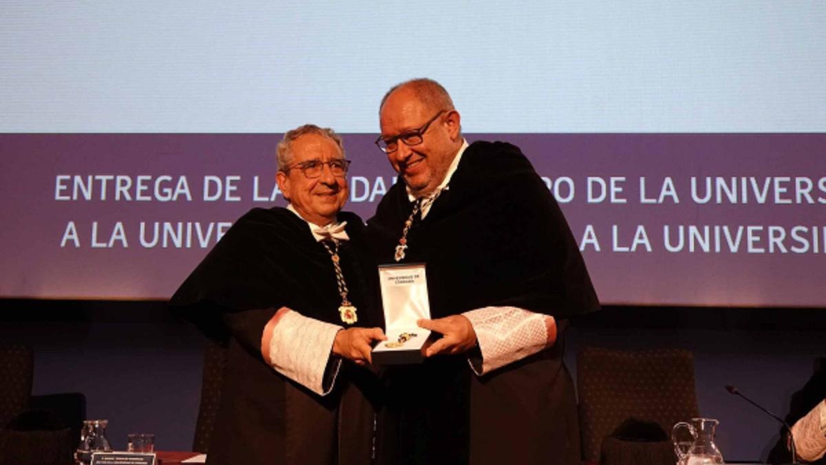 Momento de entrega de la Medalla de Oro. A la izquierda, José Ángel Narváez y a la derecha, Manuel Torralbo.
