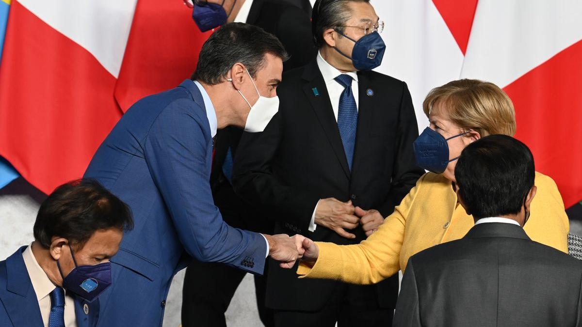 Como Angela Merkel  mira a Pedro Sánchez.