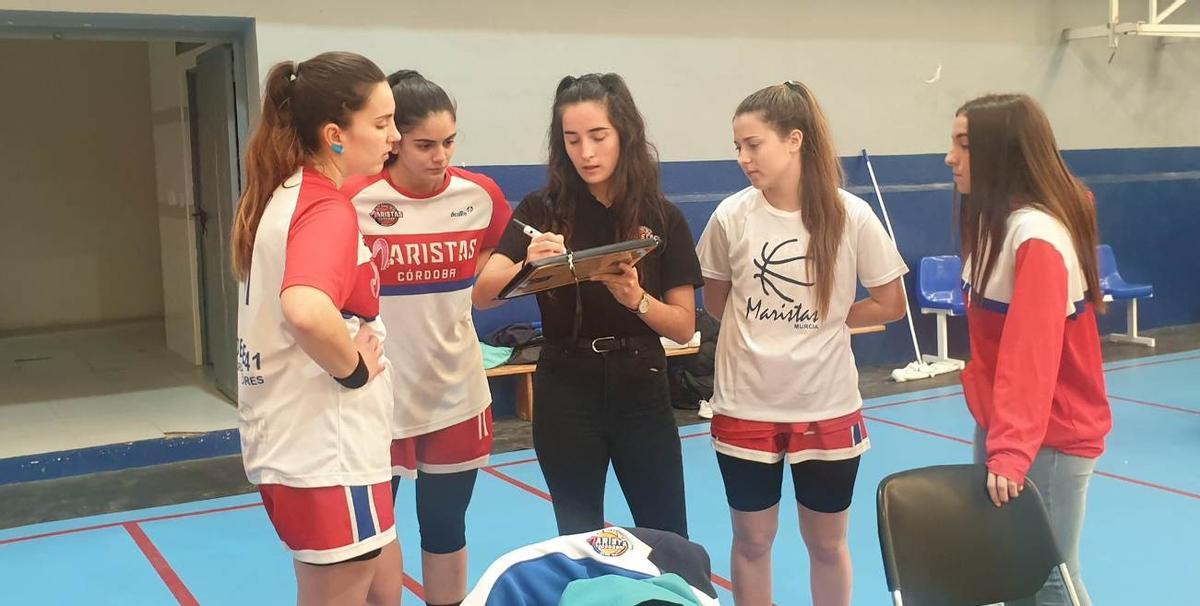 Alba Díaz da instrucciones a varias jugadoras del Maristas.