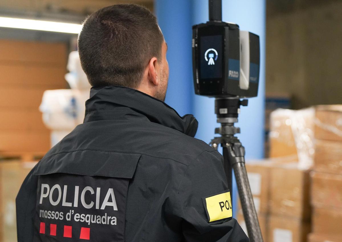 Agentes de la policía científica de Mossos