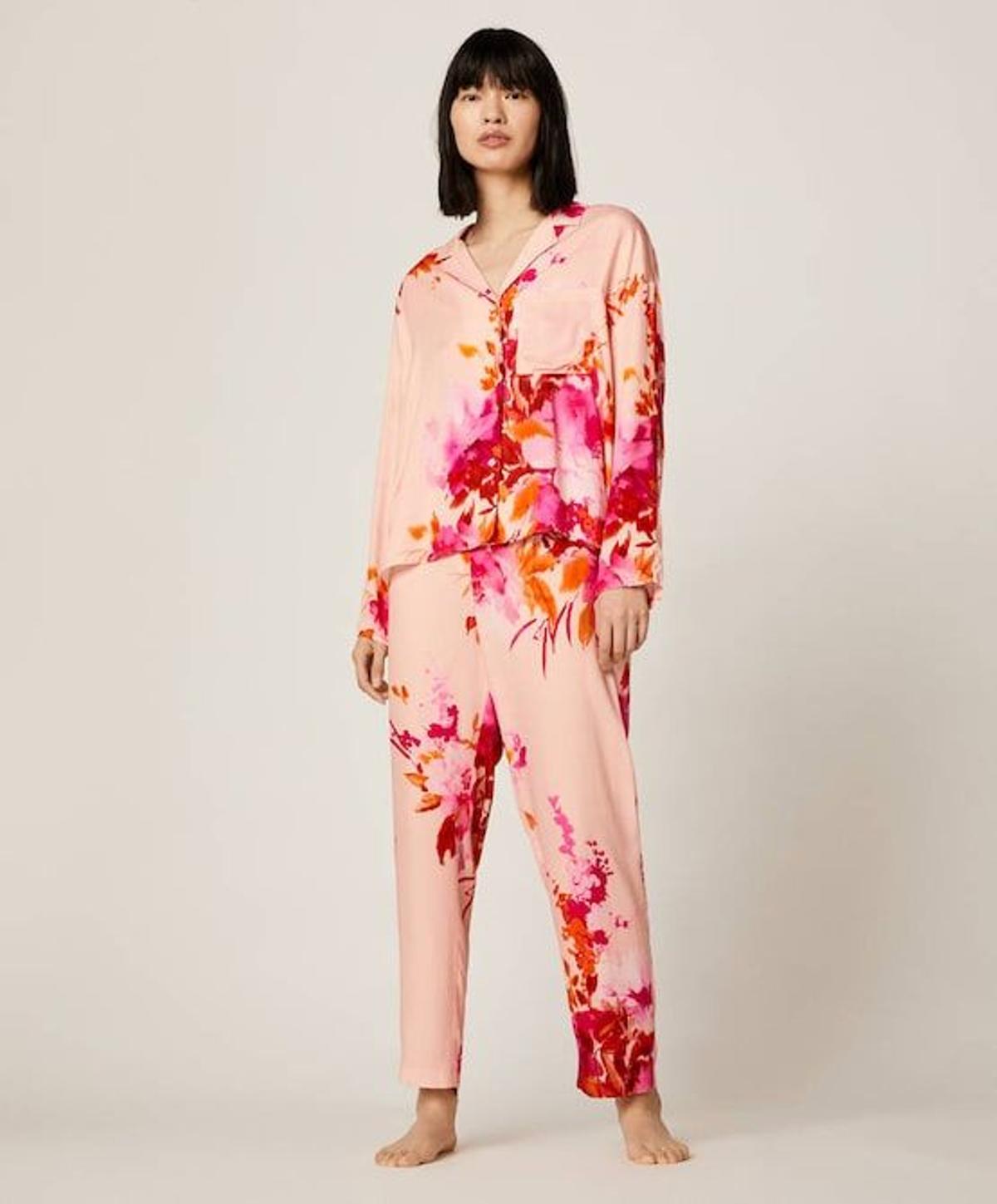 Pijama rosa con estampado de flor de Oysho