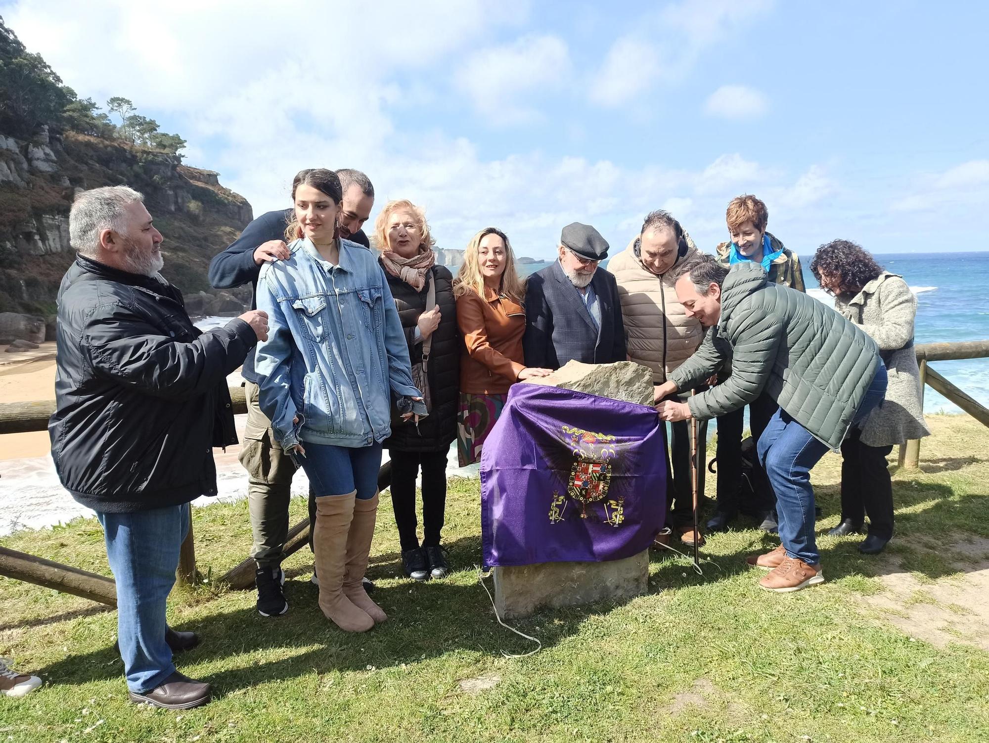 El mirador sobre La Ñora se llena de versos y canciones: así fue el recital poético en la playa de Quintueles