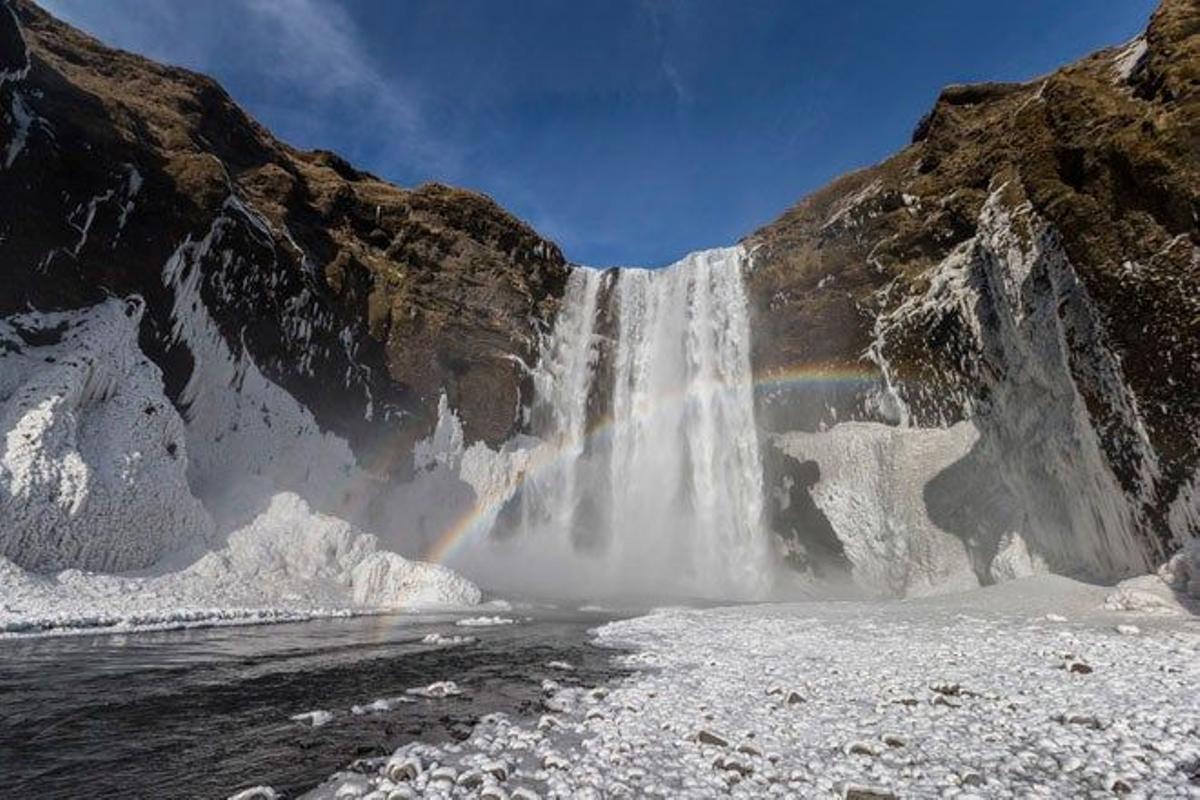 La cascada Skogarfoss, en Islandia, se congela en invierno.