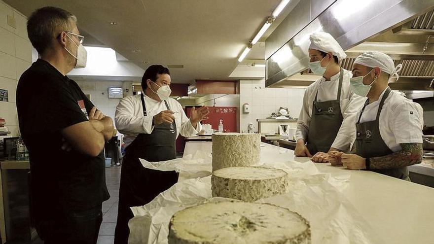 Ernesto Madera, Marcos Morán, Javier Blanco y Alejandro Fernández, hablando en la cocina de Casa Gerardo ante tres piezas de Rey Silo  recién llegadas al restaurante. | Mara Villamuza