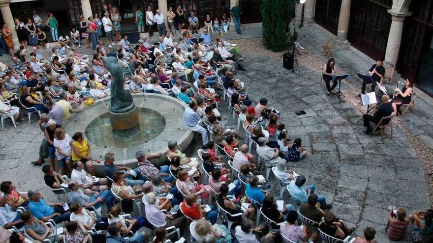 El cuarteto de clarinetes Arghul, en el patio de la Diputación