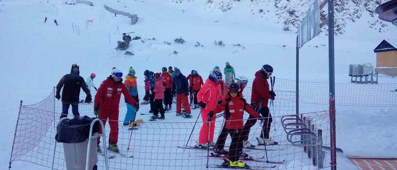 Esquiadores, ayer, pasando por un torno en Fuentes de Invierno.