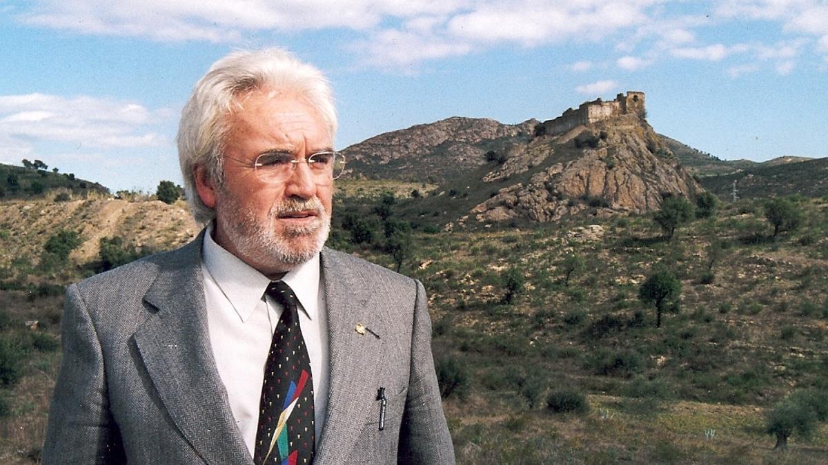 Josep Maria Martorell amb el castell de Quermançó darrere, poc després d’adquirir-lo.