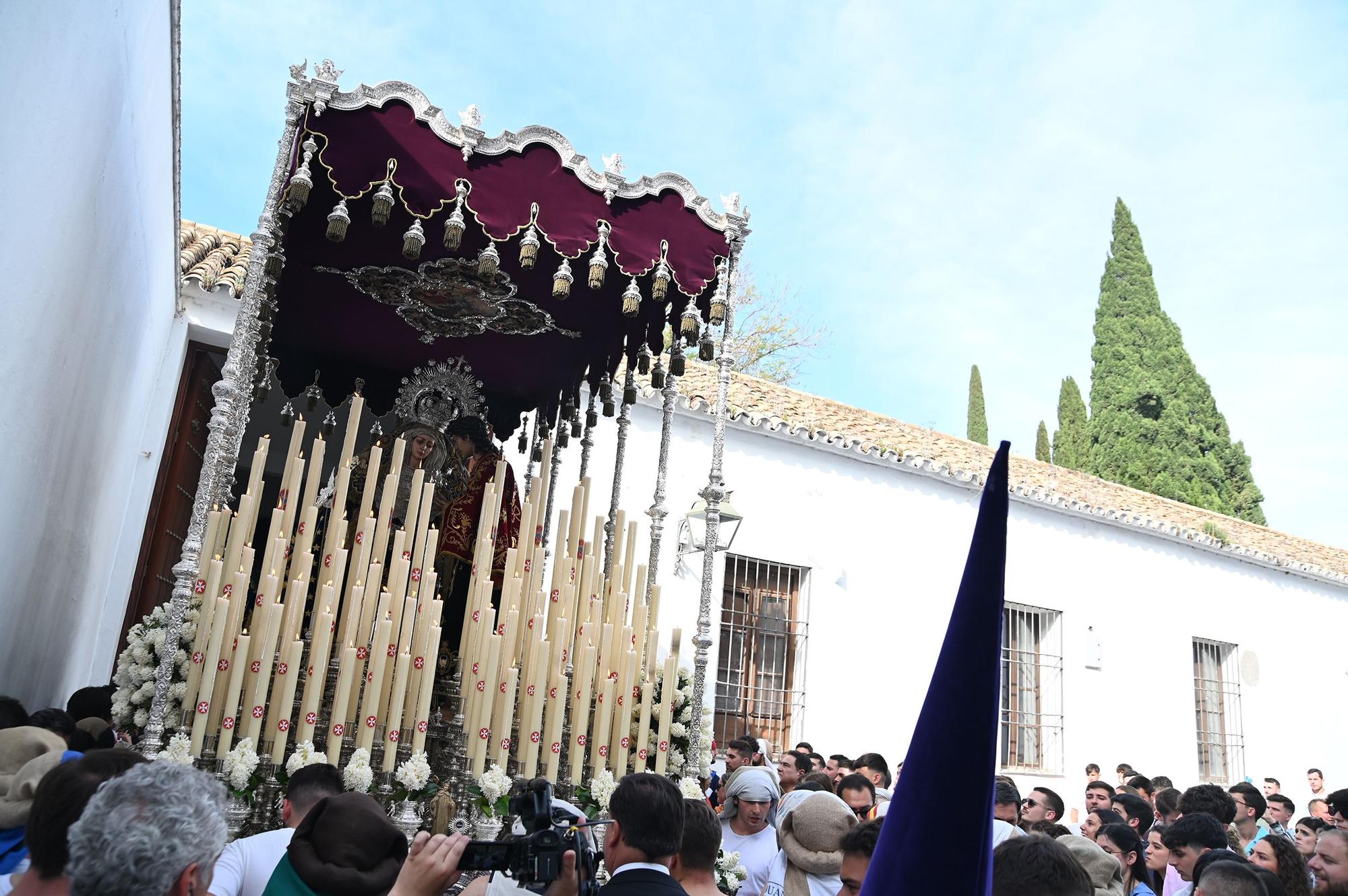 La Plaza de Capuchinos da salida a la Hermandad de la Sangre