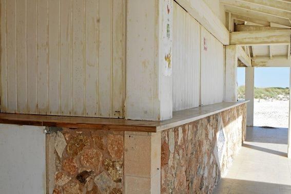 Die Betreiber der Chiringuitos sorgten für Ordnung, Struktur und Sauberkeit. Kurz vor ihrem Abriss verwahrlost der Traumstrand immer mehr.