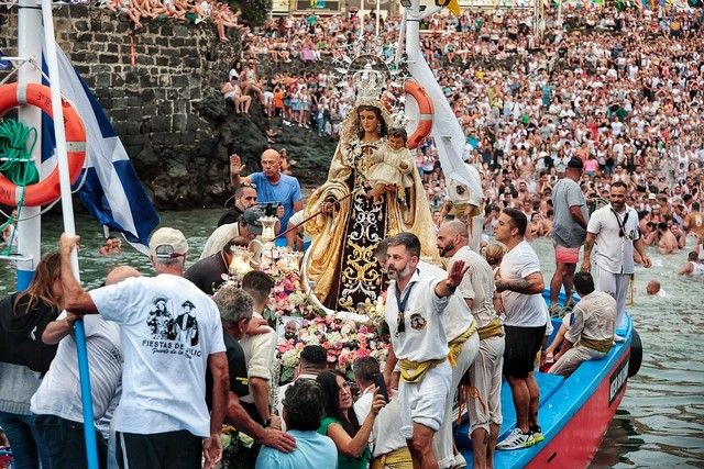 Embarcación de la Virgen del Carmen en Puerto de la Cruz, julio de 2022