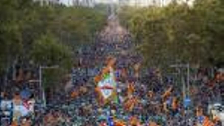 Milers de manifestants reclamen l&#039;alliberament de Cuixart i Sánchez