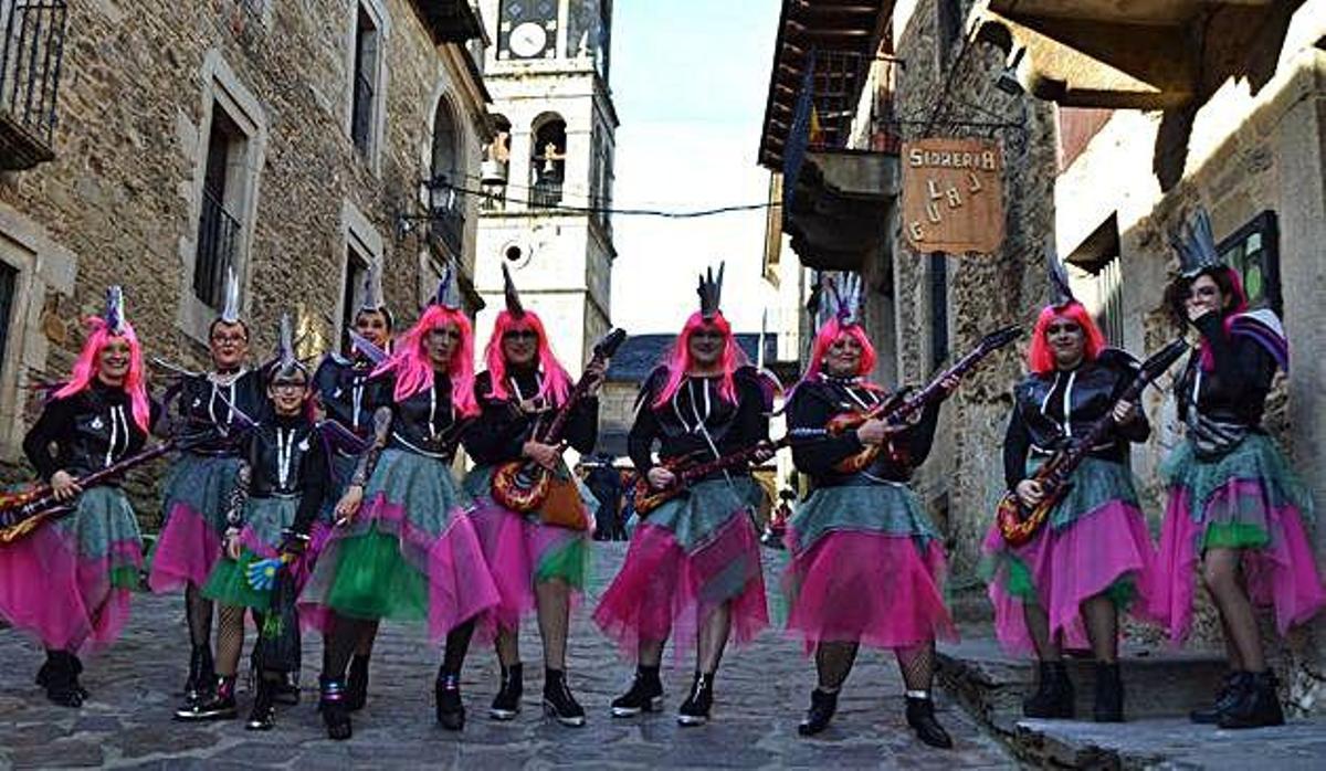 Cencerros y disfraces en Villanueva de Valrojo