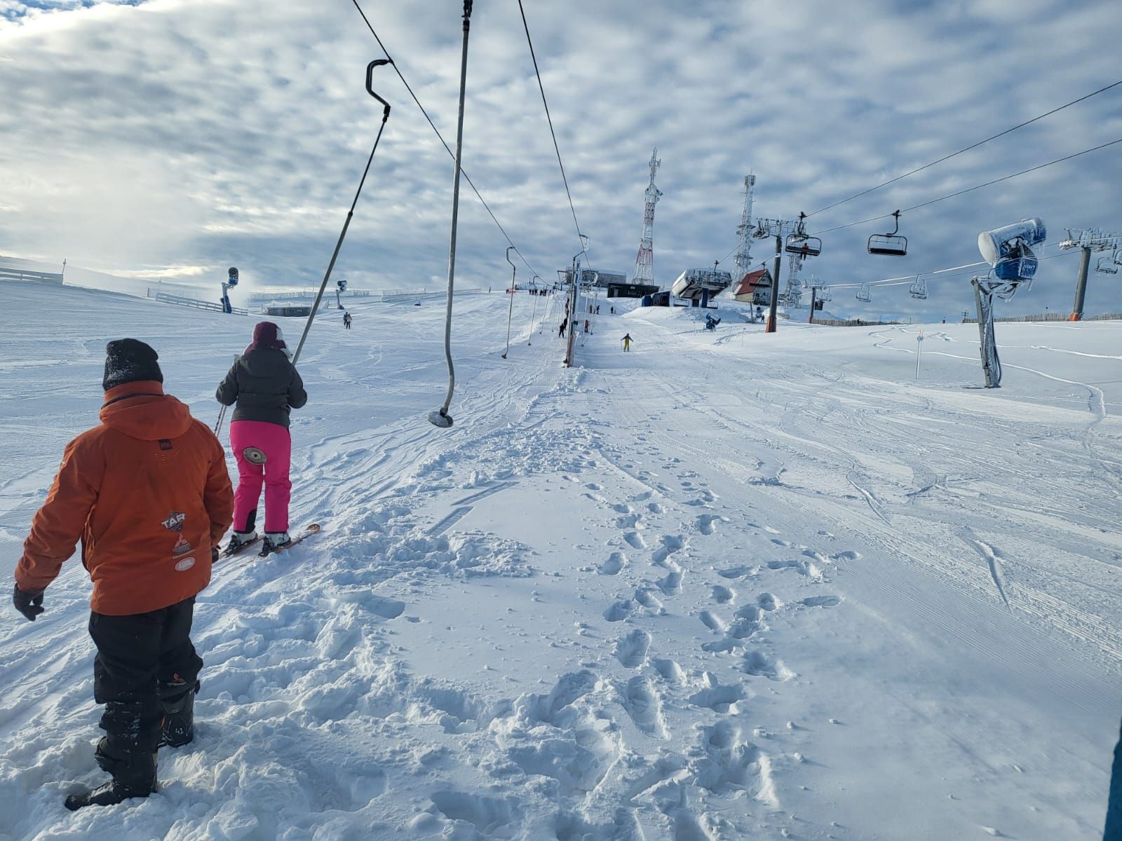 Los esquiadores disfrutan en Manzaneda